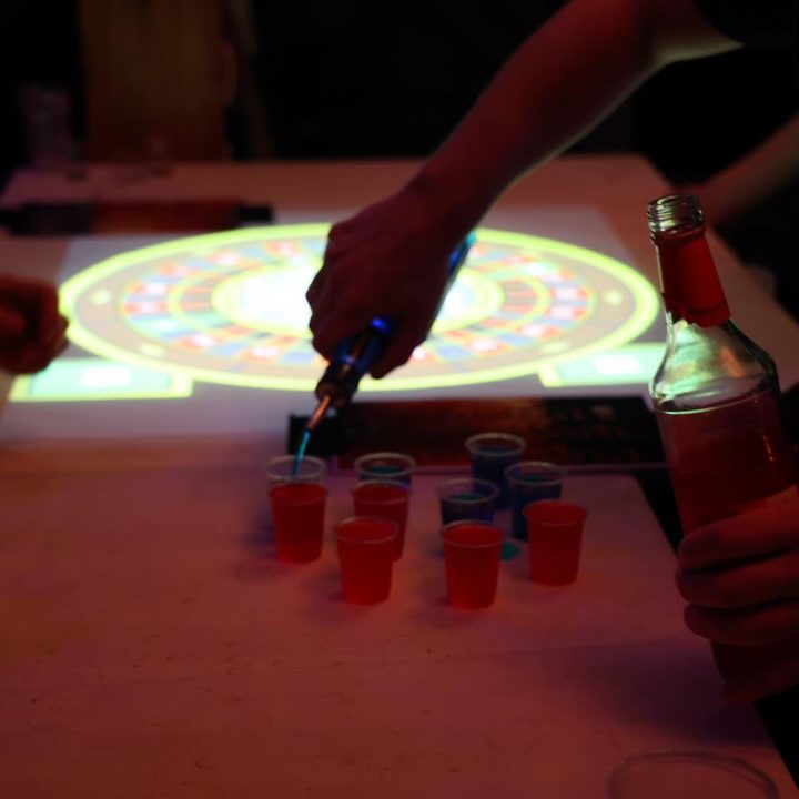 Shotjesspel aan de bar