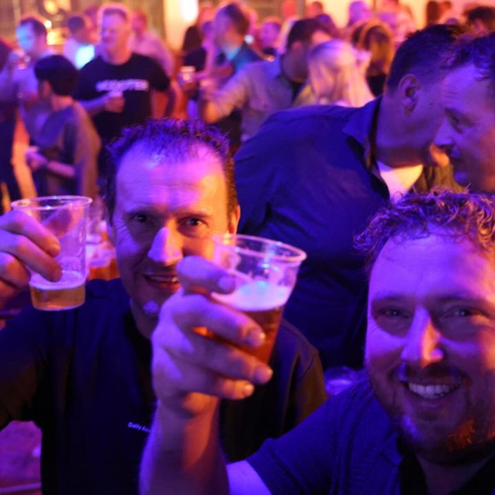 Proosten met bier