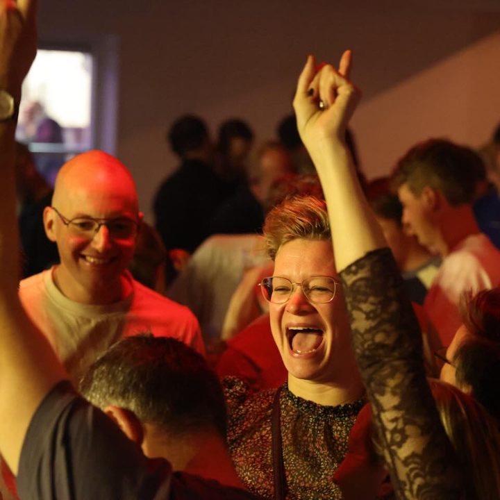 Feestende mensen op de dansvloer